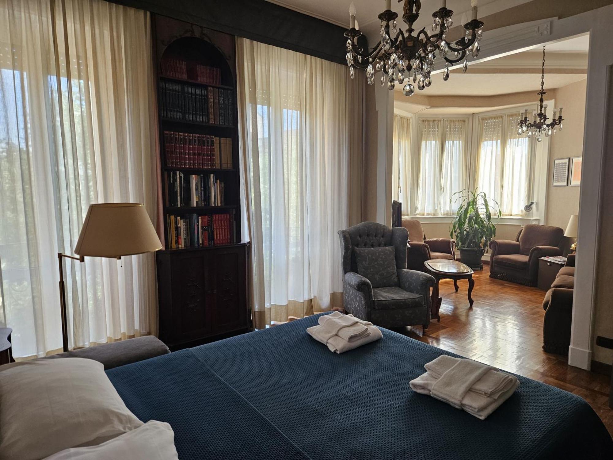 Homegallery - Elegante Appartamento Milanese Exterior photo